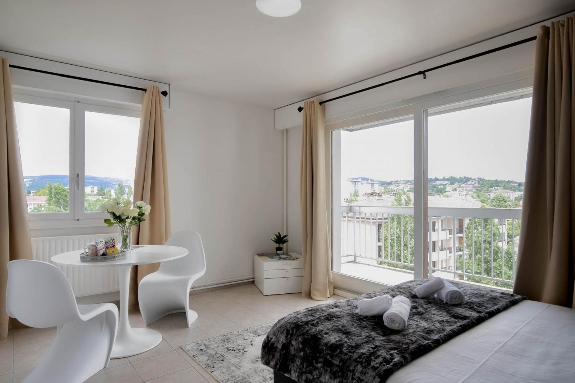 Kusmi Piscine Proche Du Appartement Annecy